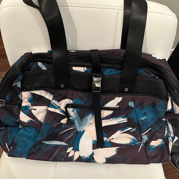 Super cute Fabletics gym bag with yoga mat strap - Picture 7 of 7